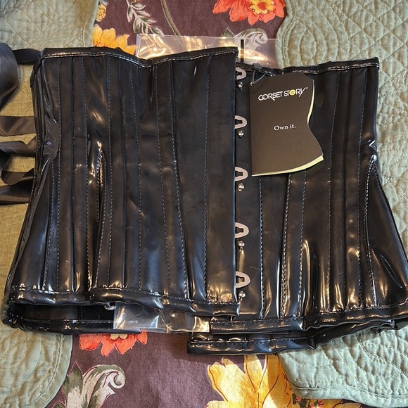 Black vinyl corset with hip gores. - Picture 2 of 6